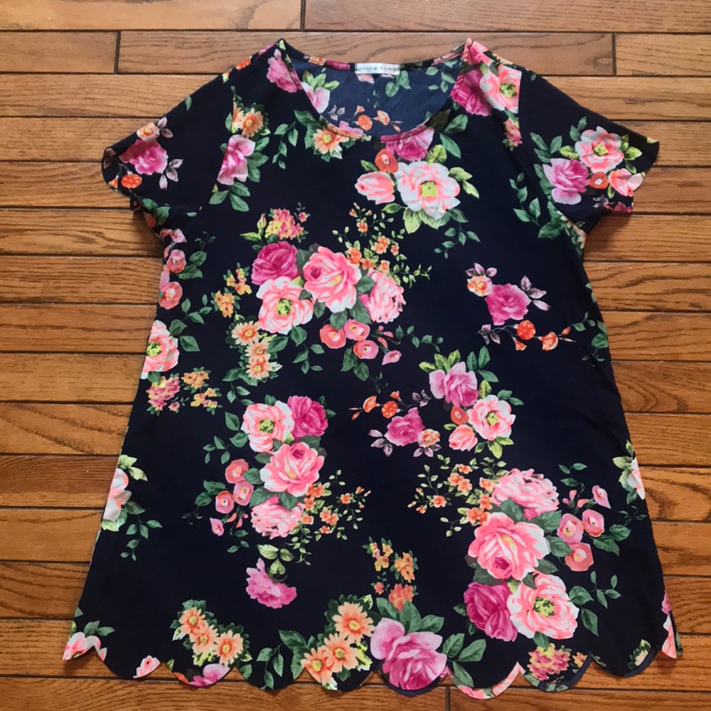 Floral print shirt w/ scalloped sleeves & bottom